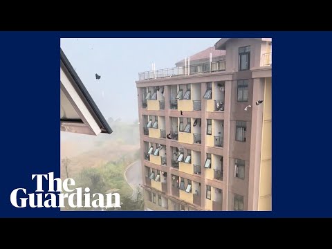 Strong storm sends underwear flying in Chongqing