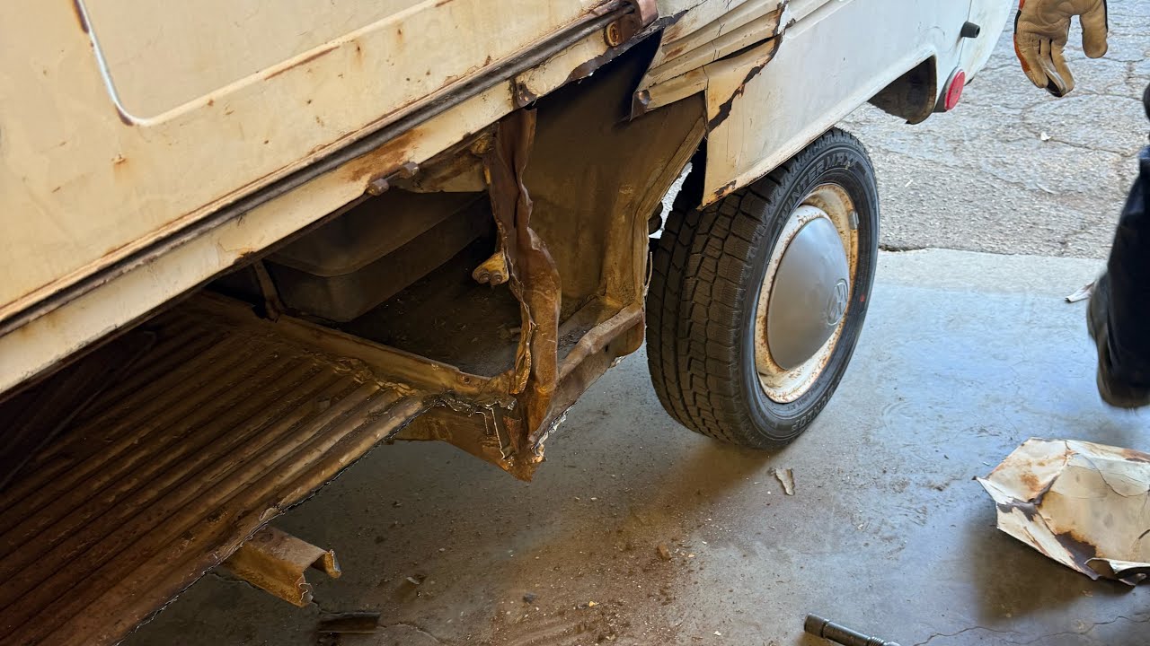 Ведутся кузовные работы на Volkswagen Single Cab 1969 года выпуска.