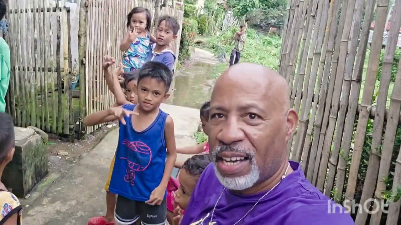 В деревне на Филиппинах построили новую собачью будку.