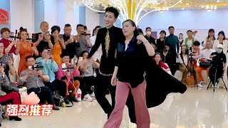 小王子果果60多歲干媽跳起舞來朝氣蓬勃,賞心悅目,娘倆舞蹈真美