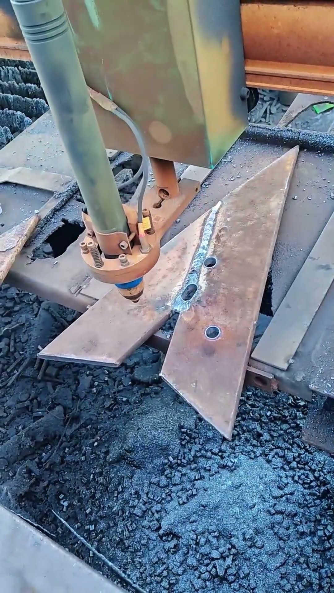 Claw laser drilling process- Good tools and machinery make work easy