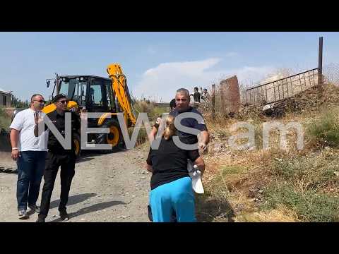 Բնակիչները քարերով հարվածում են տնակները քանդելու եկած մեքենաներին. իրավիճակը լարվեց