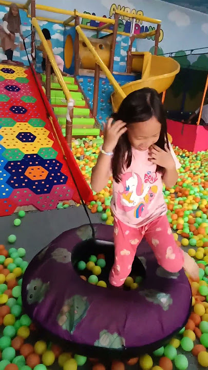 Alisya Seru Banget Main Perosotan Donat! 😍 #Shorts #playgroundanak #perosotan
