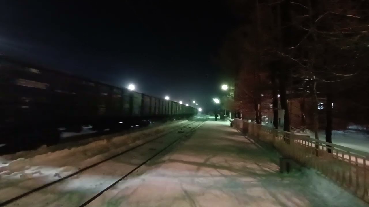 Электровоз 2ЭС5К-383 с грузовым поездом проезжает станцию Апатиты в сторону Полярные Зори