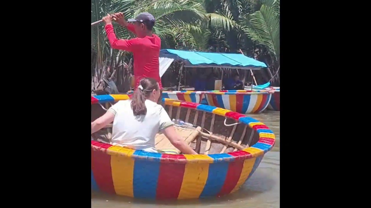 Haos și distracție în bărcile rotunde din Hoi An