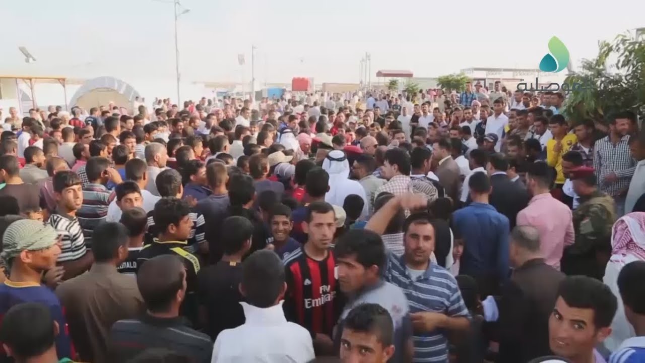 محافظ نينوى يوزع مساعدات انسانية لآلاف النازحين في مخيم كرماوه