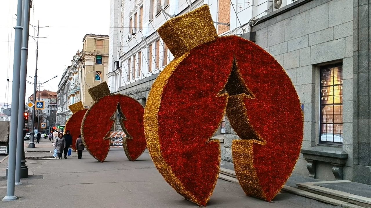 Харьков украшают к Новому году 2026. Праздничные инсталляции на улицах города и в парках.