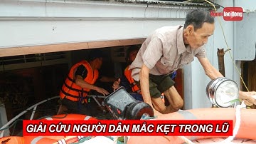 Ca nô đến tận… cửa giải cứu người dân mắc kẹt trong lũ