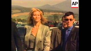 ENTERTAINMENT WEEKLY ENT3-CLAUDIA SCHIFFER