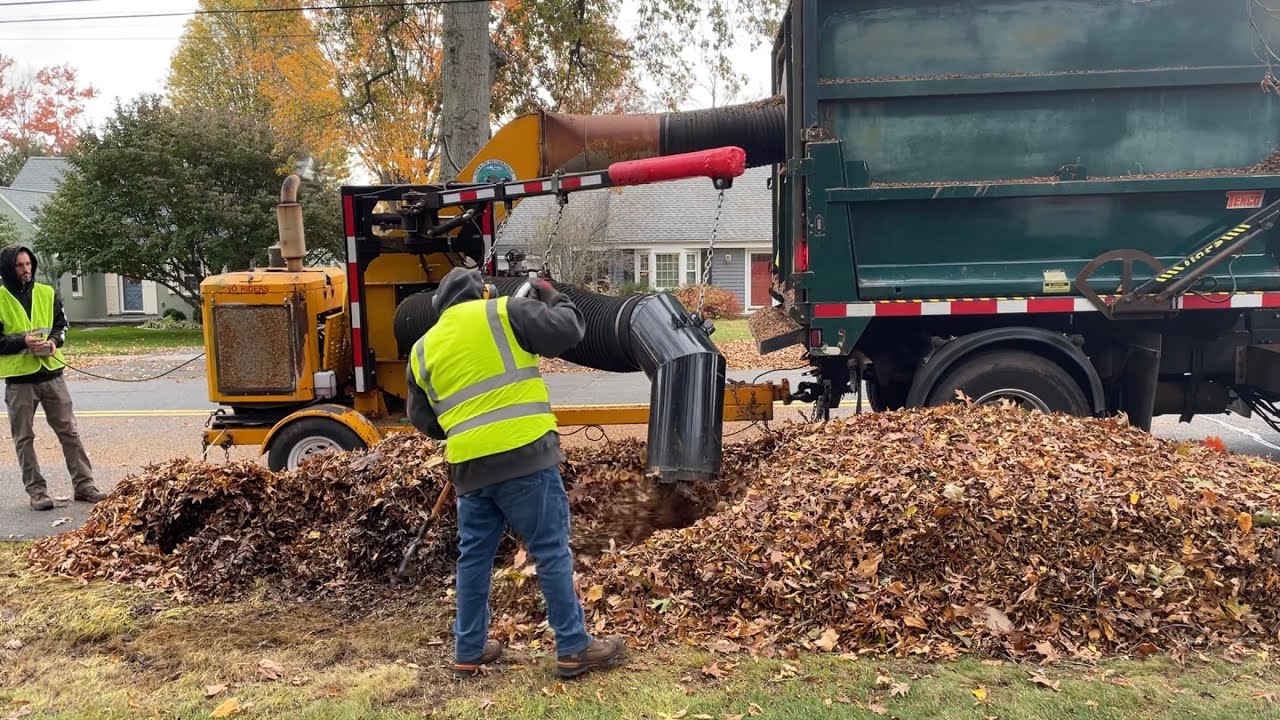 Town of Wethersfield ODB LCT600 Picking Up a Massive Leaf Pile