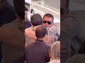 زوجة هاني شاكر منهارة في جنازته ومش قادرة تمشي