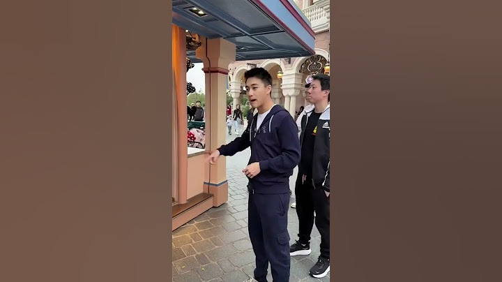 #奚梦瑶 #何猷君 带儿女现身迪士尼乐，一家四口同框特别有爱，夫妻俩在园内人流众多的地方手牵手秀恩爱，画面超甜幸福满溢