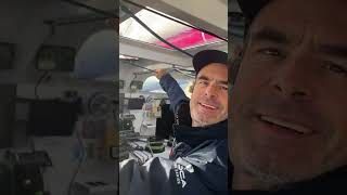 l'IMOCA LES P'TITS DOUDOUS croise un cargo