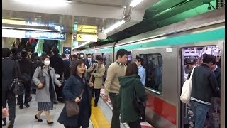 夜のラッシュ時の押上駅にしばらく停車する東武スカイツリーライン下り東急5000系と出発を待つ半蔵門線中央林間行き8000系