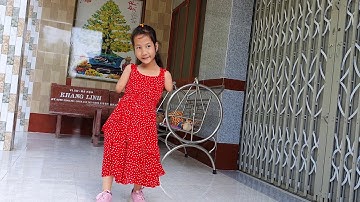 Cô bé chim cánh cụt Hiếu Thảo 9t tập đi trên đôi chân giả sau khi bố chết, mẹ bỏ đi lấy chồng mới