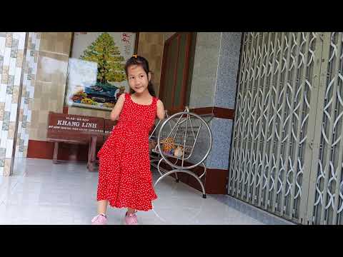 Video Cô bé chim cánh cụt Hiếu Thảo 9t tập đi trên đôi chân... - youtube