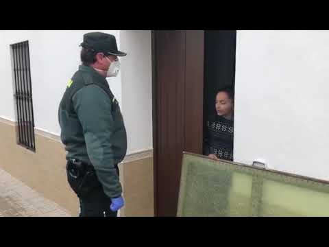 La Guardia Civil devuelve los libros de texto que se quedaron en el colegio a los escolares de Encinasola