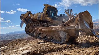 Huge Komatsu D475A Bulldozer Ripping Hard Rock (Great Operator)