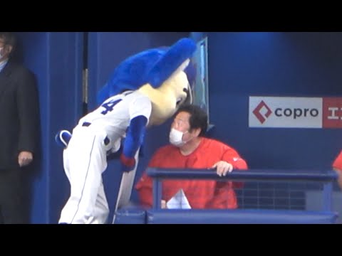 ドアラと距離が近すぎるカープの裏方さんは一体誰？ (2022/04/02)