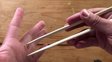 ¿Es de mala educación comer sushi con palillos?