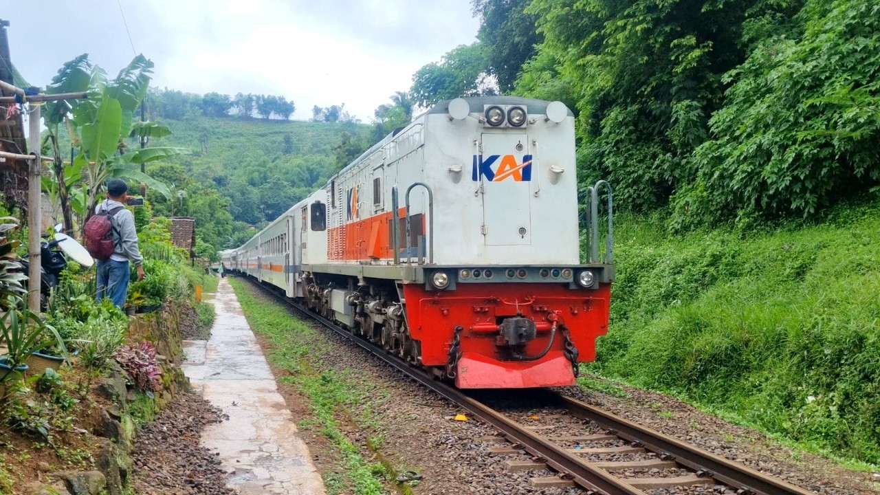 JALUR KERETA NYA SANGAT MEPET DENGAN PEMUKIMAN WARGA DI SAWAHLEGA CICALENGKA