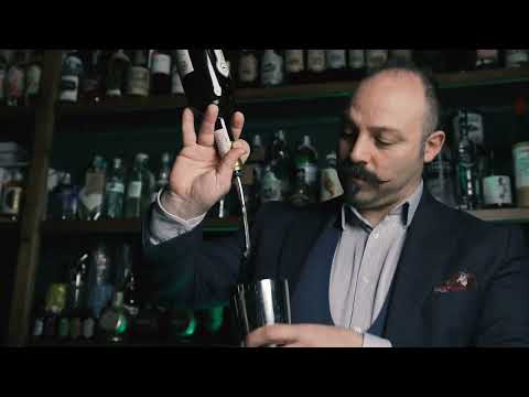 Emilio Rocchino (Spirits Boutique) prepara un cocktail con i distillati Macchi