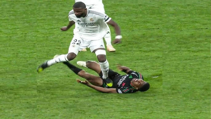 When players lose control / Fight & Angry Moments in Football - YouTube