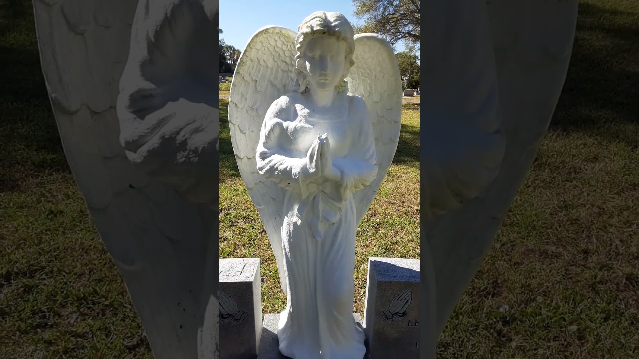 Angel at San Lorenzo Cemetery 