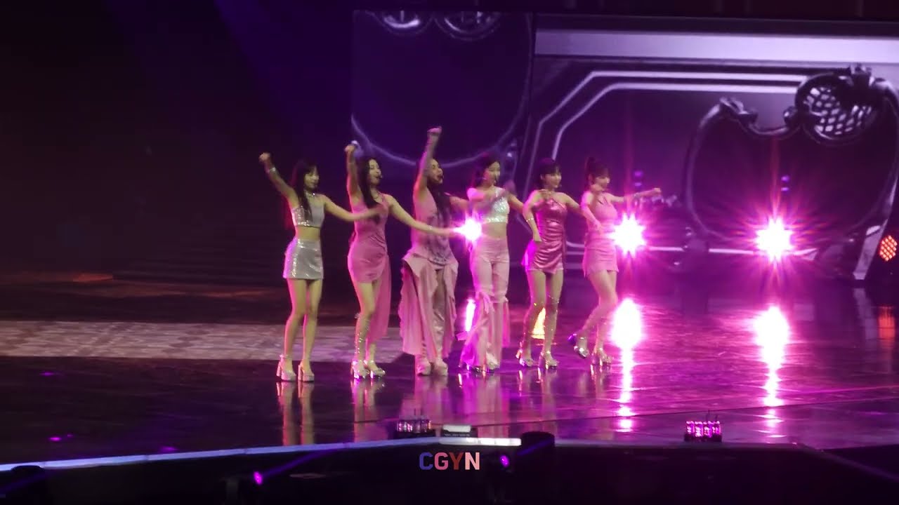 LE SSERAFIM (르세라핌), Uhm Jung Hwa (엄정화) Ending Credit 2023 Weverse Con Festival 직캠 [4K 60P]