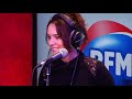 Zaz chante "Que Vendra" dans les studios de RFM