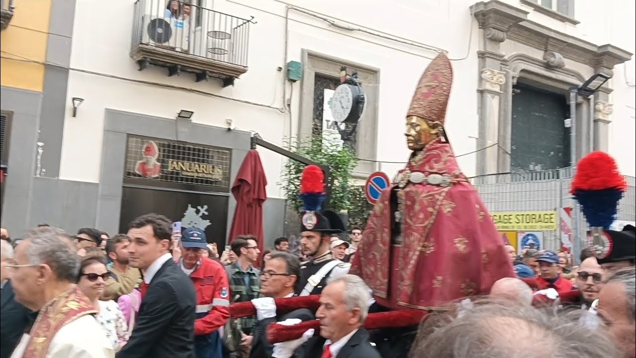 Processione e miracolo di San Gennaro a Napoli