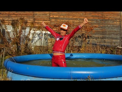 Let 's celebrate the Birthday with a swim! / Встретим День Рождения заплывом в холодной воде!