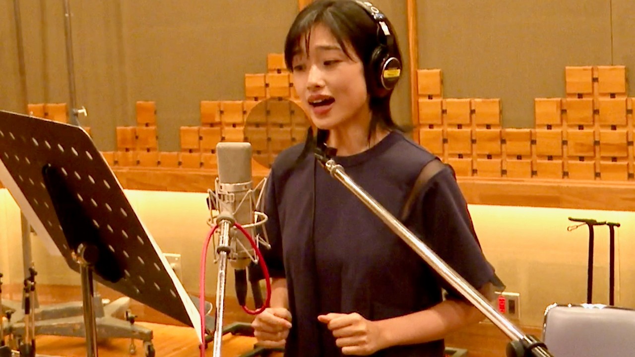 河合優実、歌う姿に役所広司が全力応援！トミー・リー・ジョーンズがすご腕DJに／サントリー クラフトボス CMメイキング＋インタビュー