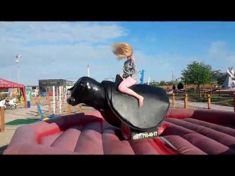 Mechanical bull ride упсс. Механический бык. Mechanical bull girl. Женское родео на механическом быке. Девушка на механическом быке.