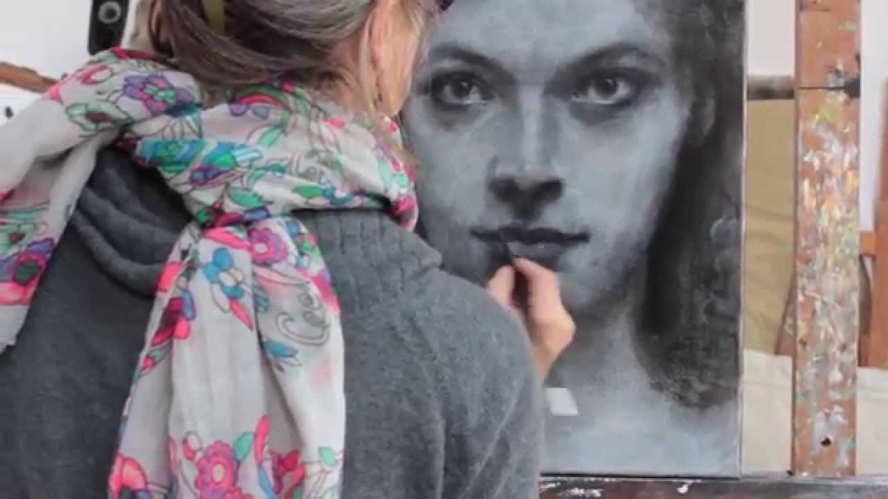 Réalisation Dun Portrait Au Fusain Et à Lacrylique Par Isabelle