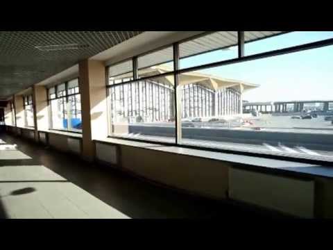 Video: Estacionamiento en la nueva terminal Pulkovo-1. Nueva Terminal 1 en Pulkovo