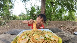 Come, parents, siblings, come and eat duck egg noodles together