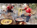 Survival cooking in forest: Catch big eel in waterfall & Big eel soup spicy delicious for lunch