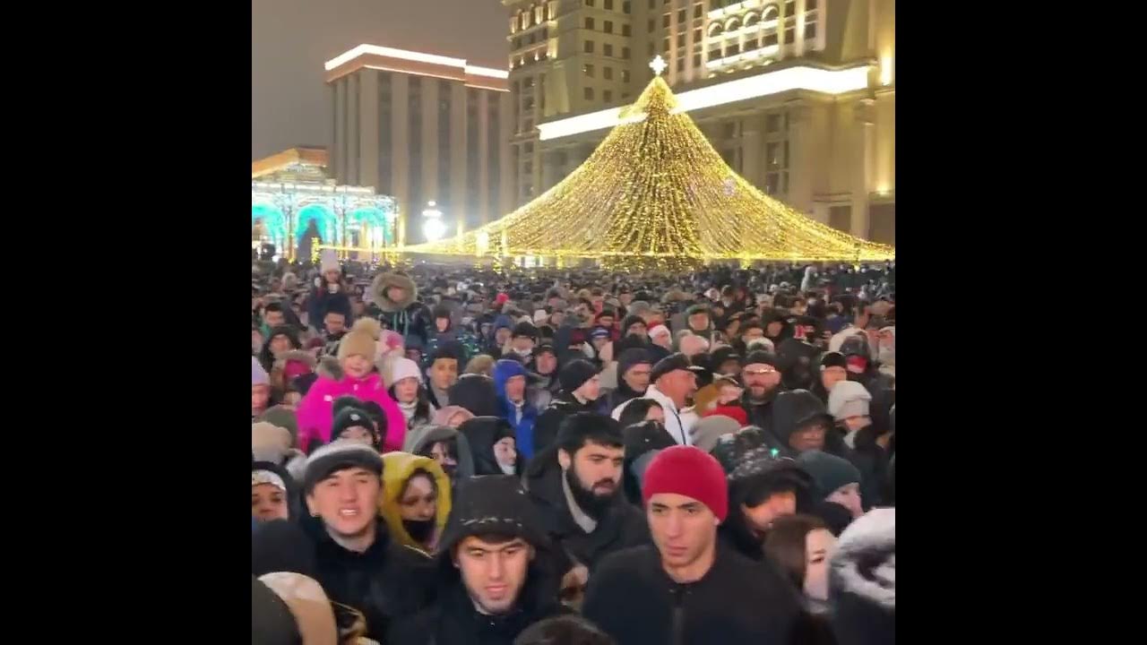 Толпа на новый год на красной площади. Красная площадь новый год мигранты. Толпа мигрантов на красной площади. Толпа на красной площади в новогодние праздники.