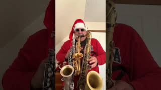 This guy plays three saxophones at the same time, Jingle Bells, Christmas