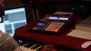 Dee Dot & Strategic Peoples = Synthesized Minds Maschine Beatmaking Video June 2015