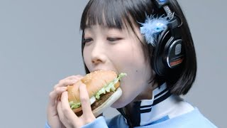 歌手あの、一発撮りで丸かじり！モデル古川優香、料理研究家リュウジらはじめて食べるワッパーの味を伝える／バーガーキングCM