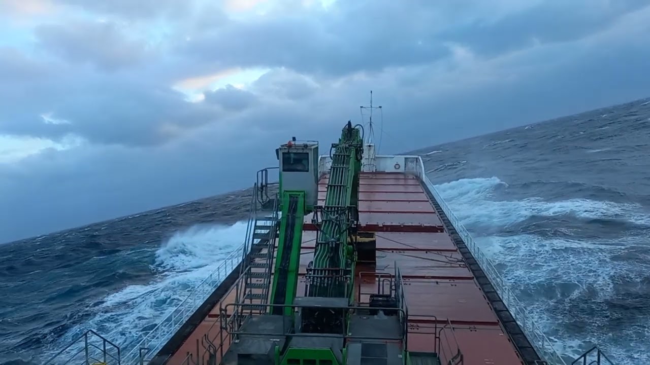 В центре северного моря. Шторм 8 баллов - YouTube