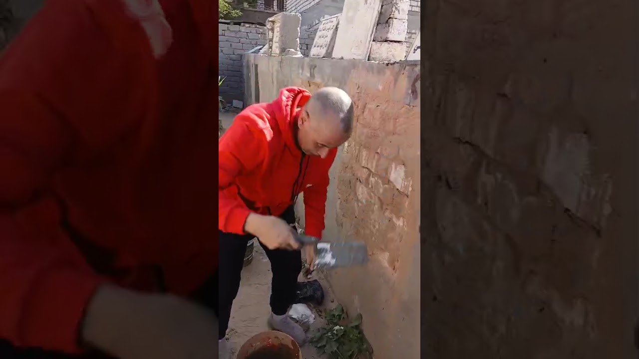 وضع رخامة علي مقبرة العائلة