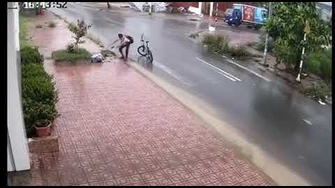 Bài học từ nam sinh Đồng Nai dùng tay không dọn rác miệng cống trong mưa