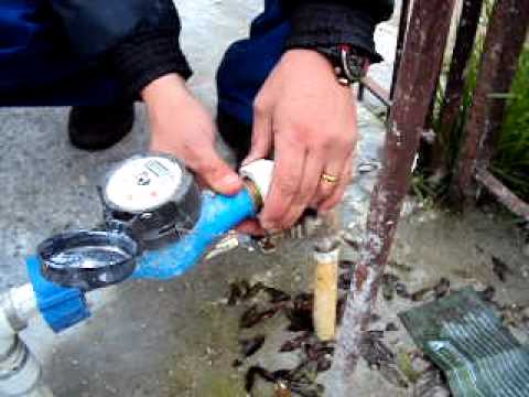 Vídeo: Como você desmonta uma válvula de corte de água?