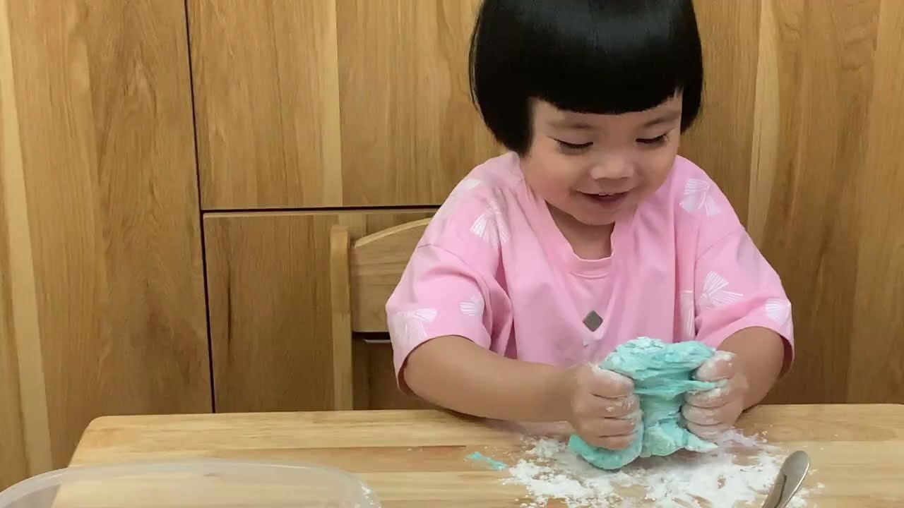 DIY Make Playdough for toddlers & kids-How To Make Playdough - Cách làm đất nặn cho bé