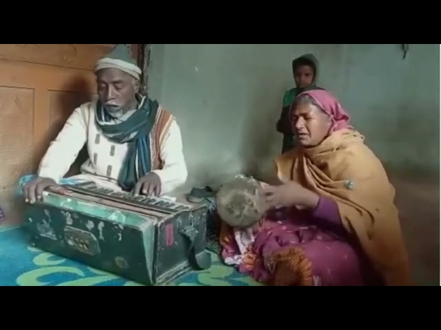 street singers old couple singigig muhammad raffi song  with beautiful voice class=