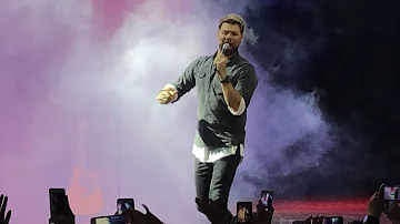 Brian McFadden sings MY LOVE of Westlife LIVE in Manila