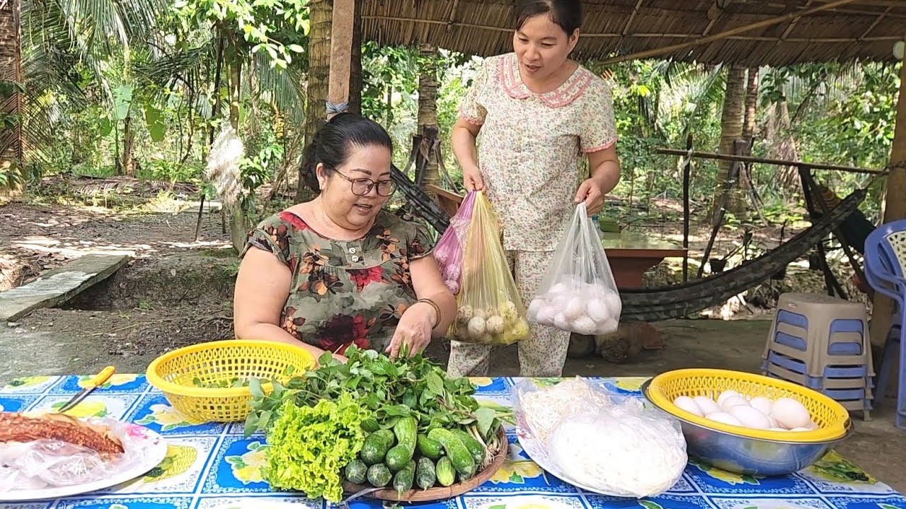 Con Dâu Tranh Thủ Đi Đổi Mấy Chục Hột Vịt Đi Mua Thịt Heo Quay Cho Cả Gia Đình Ăn Bún | TKQ & Family